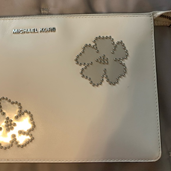Authentic Michael Kors Big Wristlet white floral - Picture 4 of 10